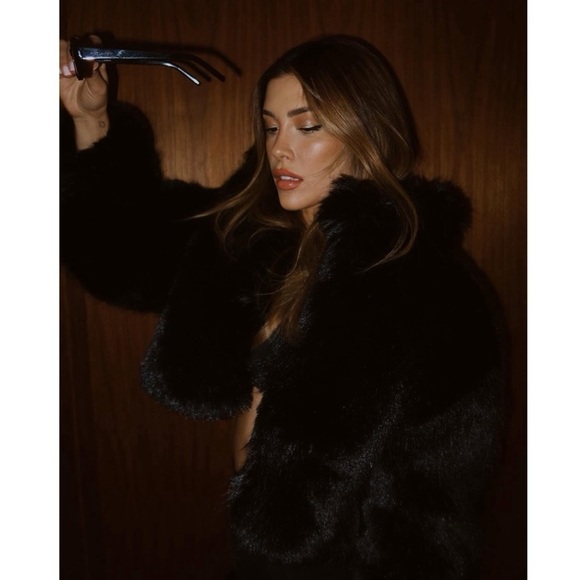 ALO Yoga Opulent Faux Fur Cropped Jacket Black - Picture 10 of 14